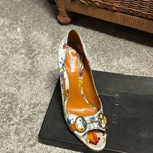 GUCCI FLORAL SIZE 7.5 worn a couple times comes with original box Gucci shoe bag